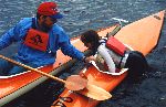 Martin Danielsson som instruerar Johanna Rask i kajakpaddlingens ädla konst. Högra fotot taget på ÖFIF:s kajakdag midsommarhelgen 1999. Foto: Bia Rask